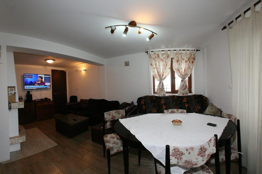 La Buni Buşteni Extérieur photo